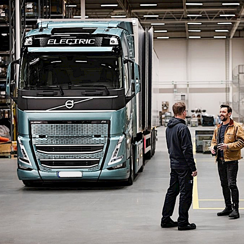 Volvo-Werkstattgespräch Meister mit Kunde